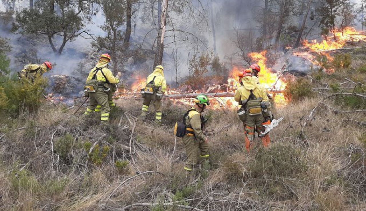 Varios bomberos trabajando en los incendios de Castellón