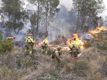 Varios bomberos trabajando en los incendios de Castellón