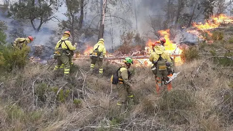 Varios bomberos trabajando en los incendios de Castellón