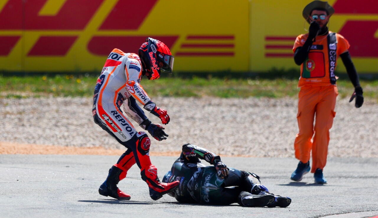 Marc Márquez se preocupa por el estado físico de Oliveira tras el accidente en Portimao