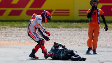 Marc Márquez se preocupa por el estado físico de Oliveira tras el accidente en Portimao Marc Márquez se preocupa por el estado físico de Oliveira tras el accidente en Portimao