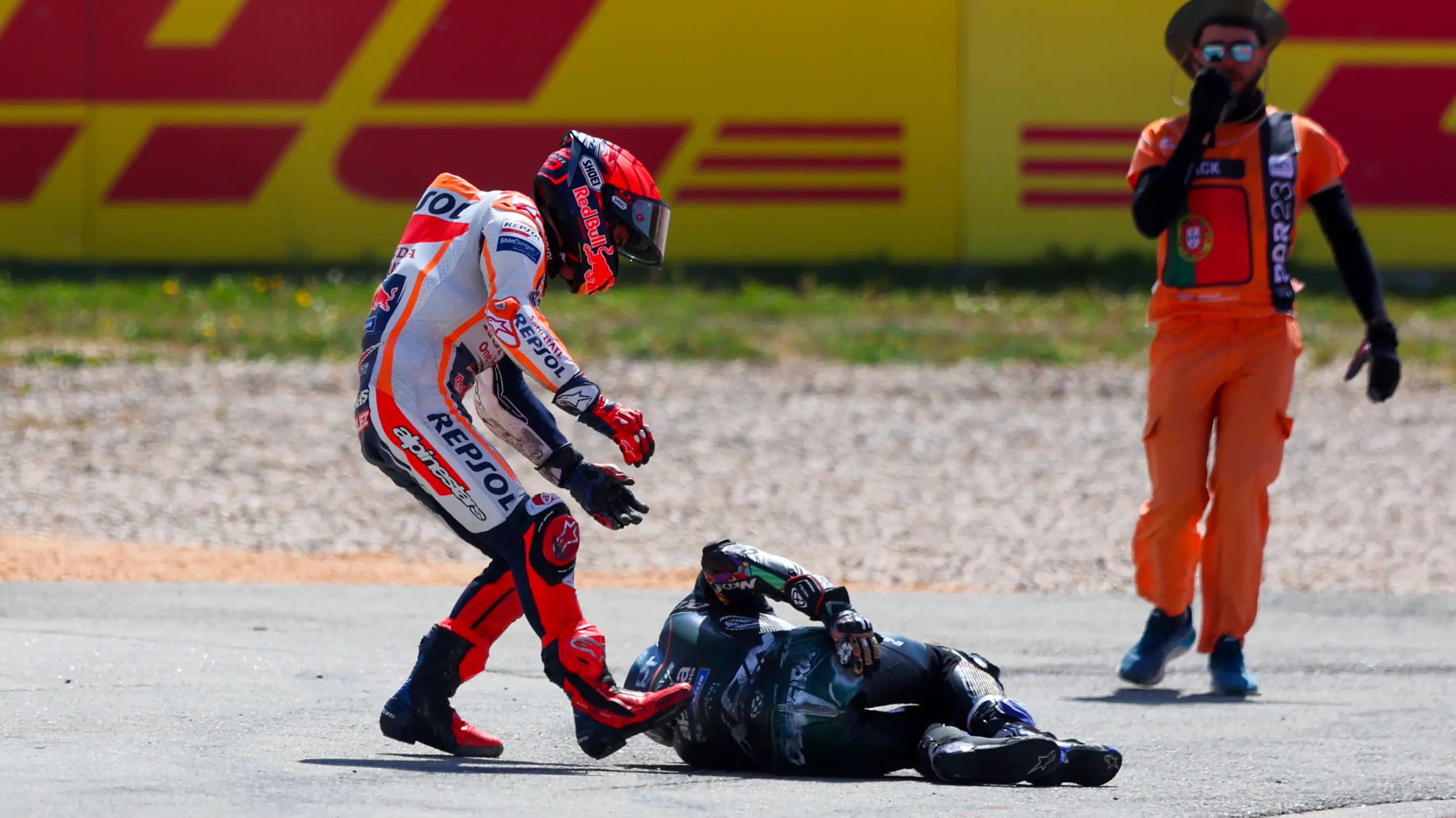 Marc Márquez se preocupa por el estado físico de Oliveira tras el accidente en Portimao Marc Márquez se preocupa por el estado físico de Oliveira tras el accidente en Portimao