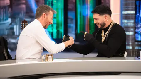 El sorprendente look de Omar Montes en 'El Hormiguero': "Estoy siguiendo las tendencias" El sorprendente look de Omar Montes en 'El Hormiguero': "Estoy siguiendo las tendencias"