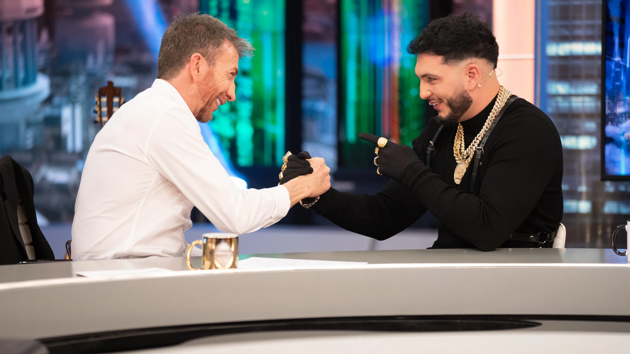 El sorprendente look de Omar Montes en 'El Hormiguero': "Estoy siguiendo las tendencias" El sorprendente look de Omar Montes en 'El Hormiguero': "Estoy siguiendo las tendencias"