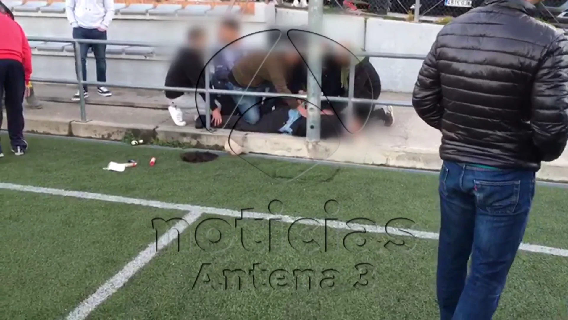 Agentes de la Policía Nacional detienen a la mujer Agentes de la Policía Nacional detienen a la mujer