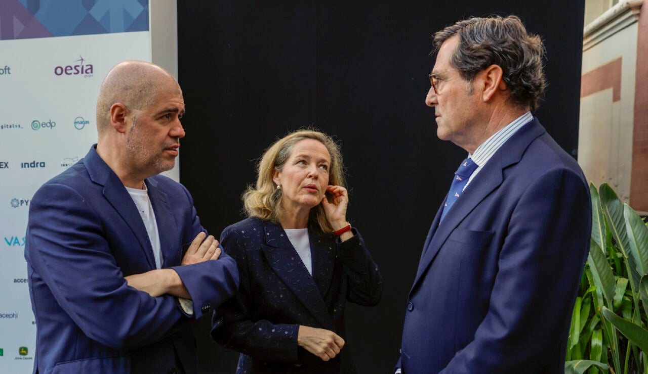 La vicepresidenta primera del Gobierno y ministra de Economía, Nadia Calviño conversa con el secretario general de CCOO, Unai Sordo y el presidente de la CEOE, Antonio Garamendi
