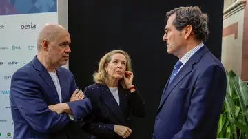 La vicepresidenta primera del Gobierno y ministra de Economía, Nadia Calviño conversa con el secretario general de CCOO, Unai Sordo y el presidente de la CEOE, Antonio Garamendi La vicepresidenta primera del Gobierno y ministra de Economía, Nadia Calviño conversa con el secretario general de CCOO, Unai Sordo y el presidente de la CEOE, Antonio Garamendi