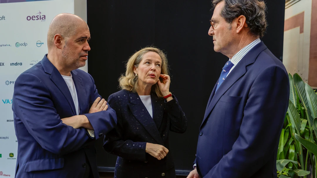 La vicepresidenta primera del Gobierno y ministra de Economía, Nadia Calviño conversa con el secretario general de CCOO, Unai Sordo y el presidente de la CEOE, Antonio Garamendi La vicepresidenta primera del Gobierno y ministra de Economía, Nadia Calviño conversa con el secretario general de CCOO, Unai Sordo y el presidente de la CEOE, Antonio Garamendi