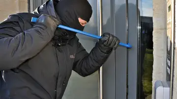 Ladrón entrando a una vivienda Ladrón entrando a una vivienda