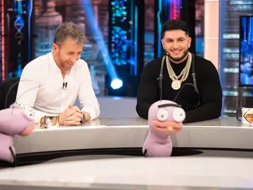"Es muy guapa": La reacción de Omar Montes al ver una foto suya con Isabel Díaz Ayuso "Es muy guapa": La reacción de Omar Montes al ver una foto suya con Isabel Díaz Ayuso