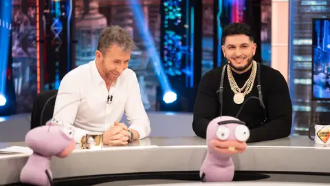 "Es muy guapa": La reacción de Omar Montes al ver una foto suya con Isabel Díaz Ayuso "Es muy guapa": La reacción de Omar Montes al ver una foto suya con Isabel Díaz Ayuso
