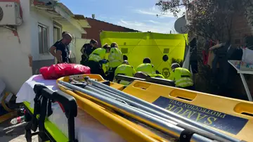 Muere una persona y cinco resultan heridas en el incendio de una infravivienda en la Cañada Real Muere una persona y cinco resultan heridas en el incendio de una infravivienda en la Cañada Real