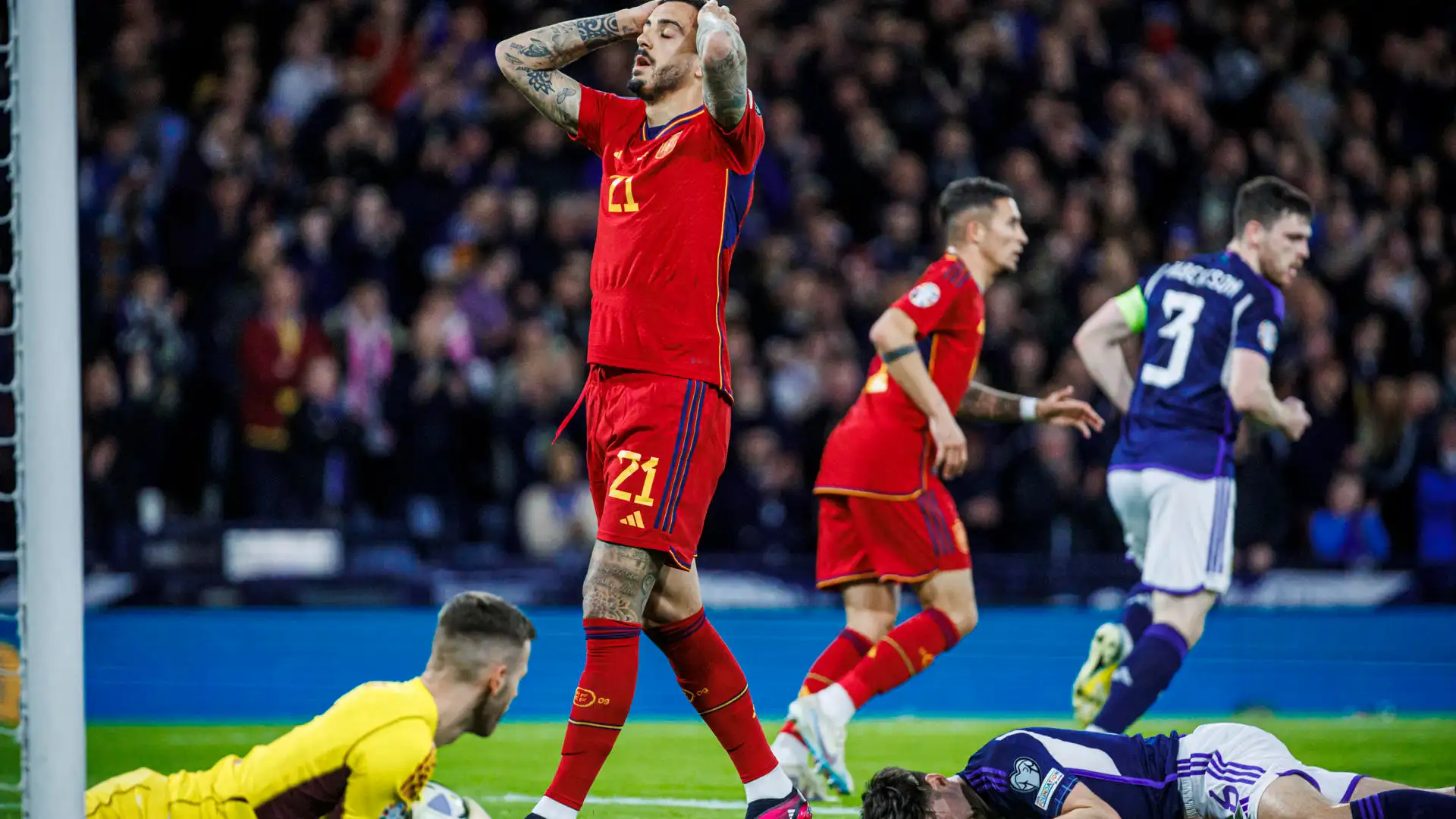 Joselu lamenta una ocasión fallada ante Escocia Joselu lamenta una ocasión fallada ante Escocia