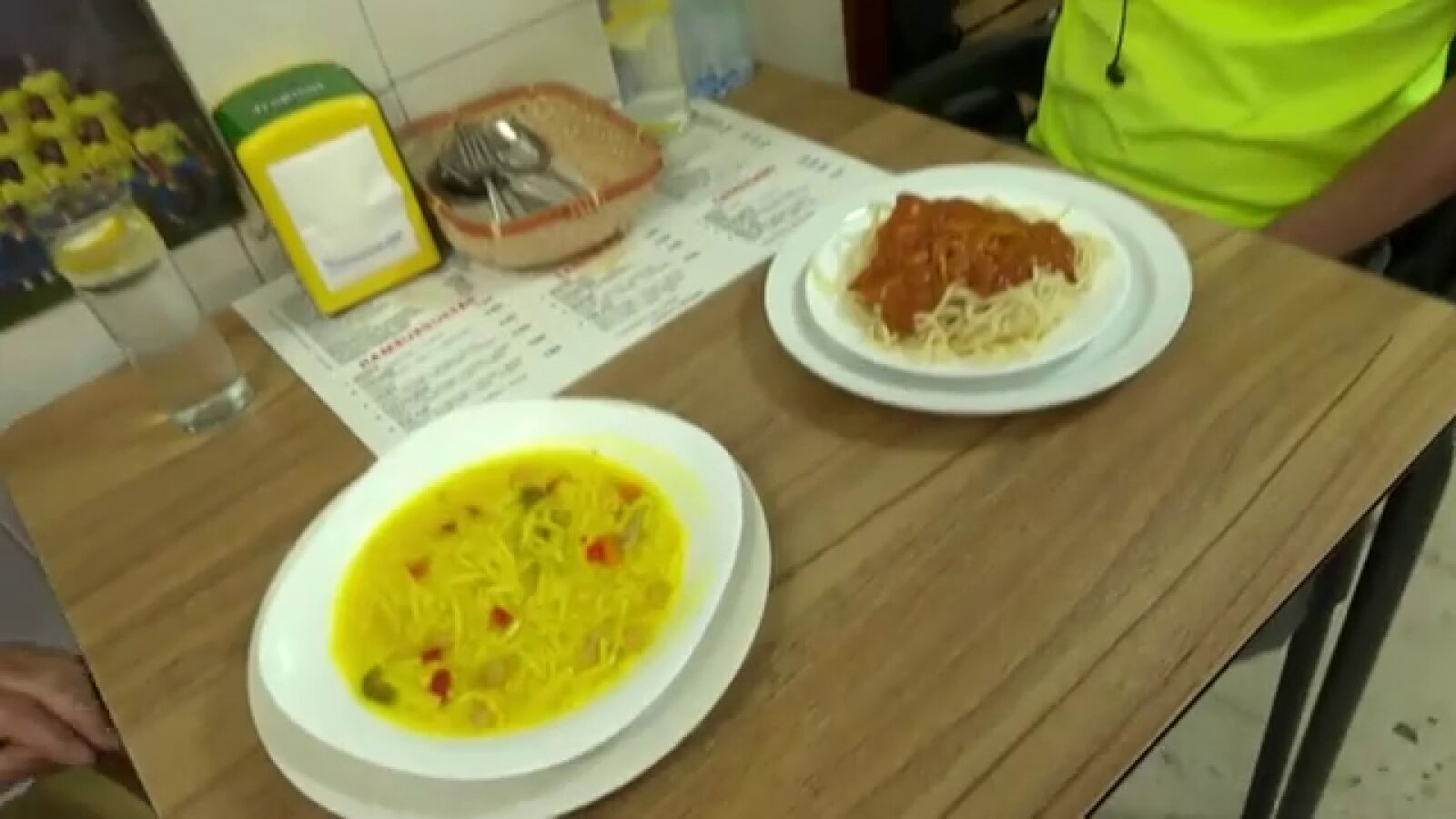El bar Pío Pío de Gran Canaria ofrece un menú diario por 3,50 euros para que los clientes puedan 