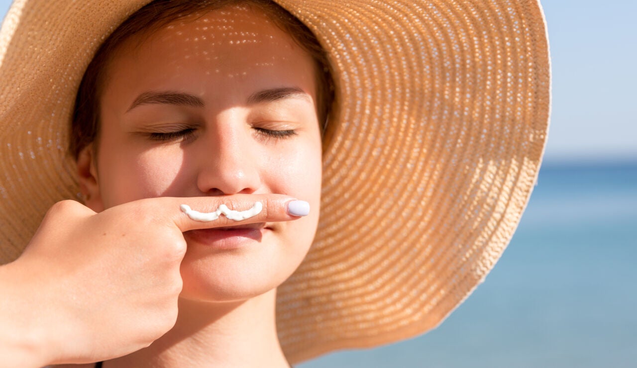 Mujer simula bigote