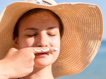 Mujer simula bigote Mujer simula bigote