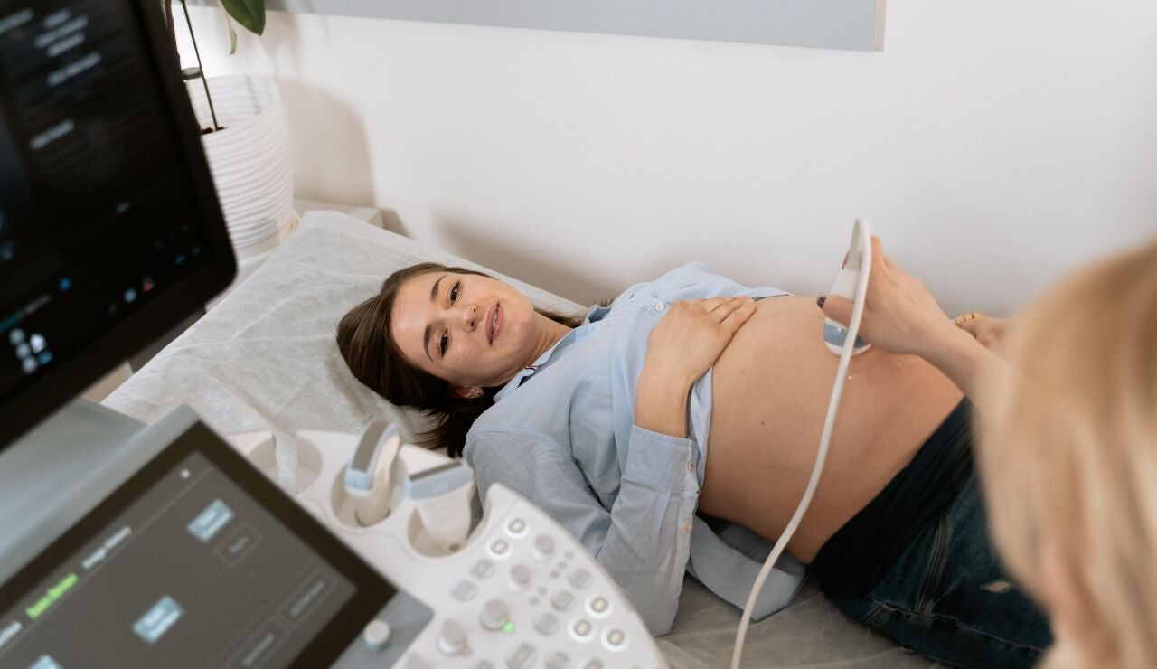 Una mujer embarazada en una prueba médica