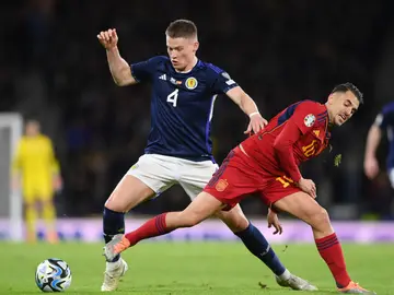 Ceballos pierde el balón ante McTominay Ceballos pierde el balón ante McTominay
