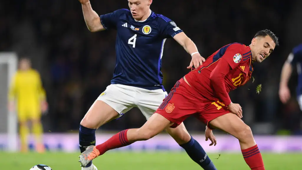 Ceballos pierde el bal&oacute;n ante McTominay