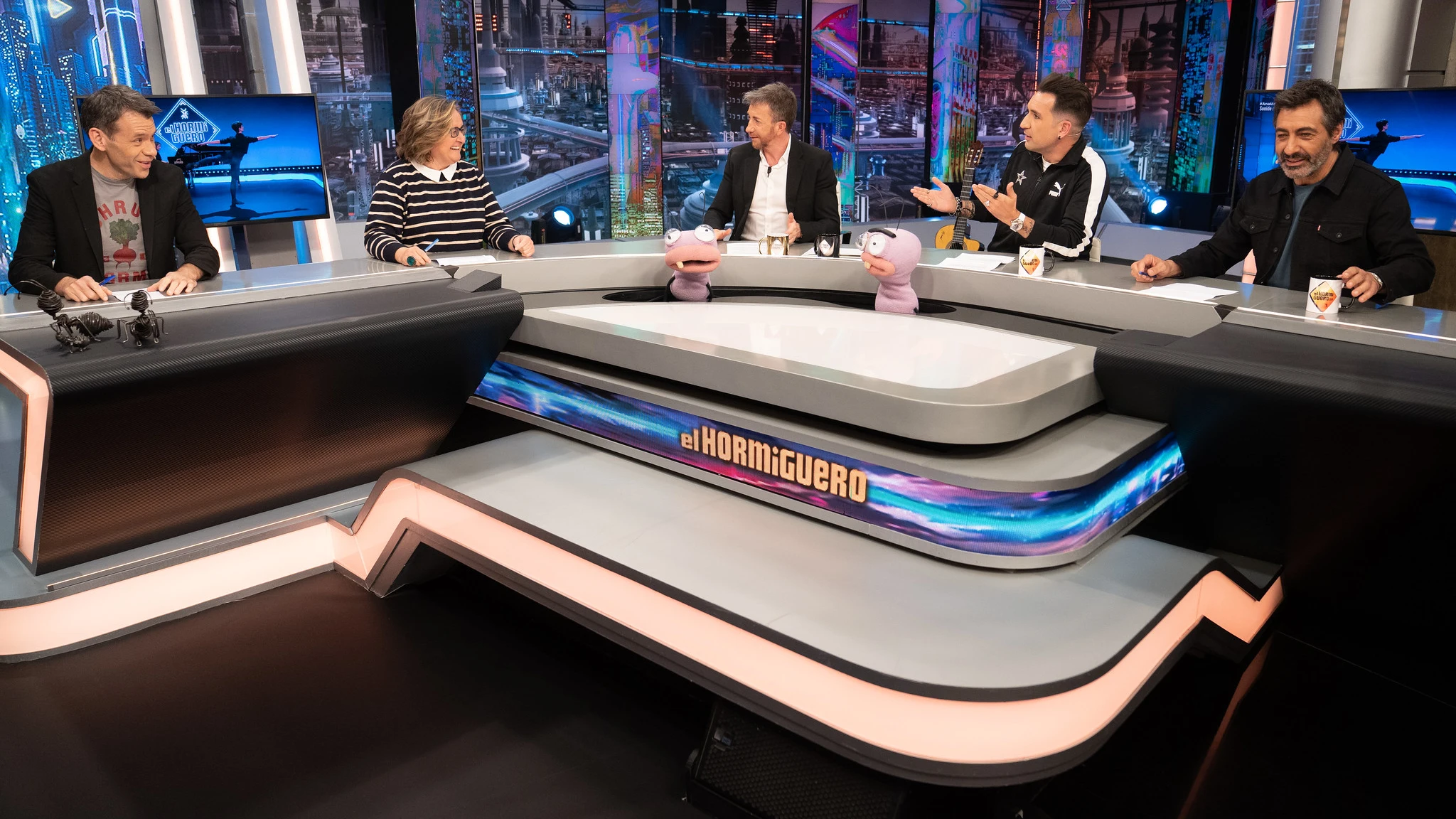 La crítica de Juan del Val a Revilla por cantar sin mascarilla a un paciente: "Raya el delito" La crítica de Juan del Val a Revilla por cantar sin mascarilla a un paciente: "Raya el delito"