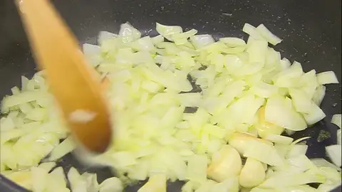Pela la cebolla, córtala en dados, incorpórala a la cazuela y rehógala Pela la cebolla, córtala en dados, incorpórala a la cazuela y rehógala