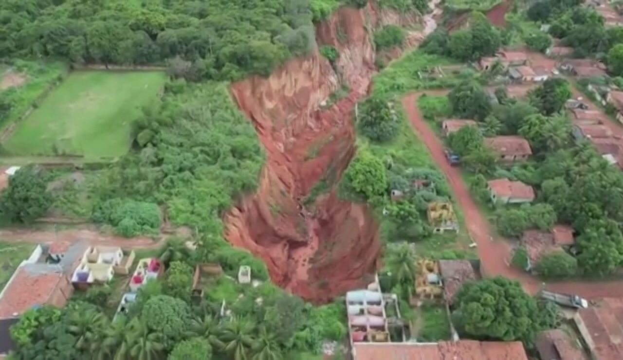 El vídeo del inmenso cráter de medio kilómetro en Brasil tras las lluvias