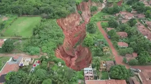 El vídeo del inmenso cráter de medio kilómetro en Brasil tras las lluvias El vídeo del inmenso cráter de medio kilómetro en Brasil tras las lluvias