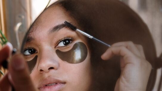Chica peinando sus cejas