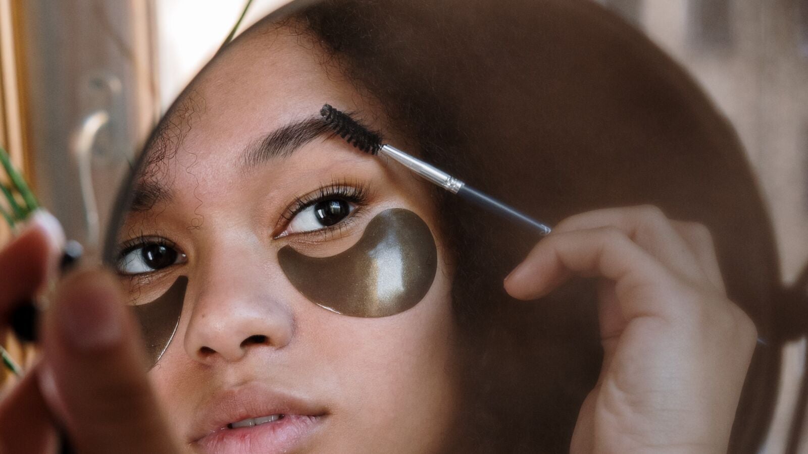 Aplicar, peinar y definir: cómo usar el gel fijador para mantener unas cejas perfectas todo el día