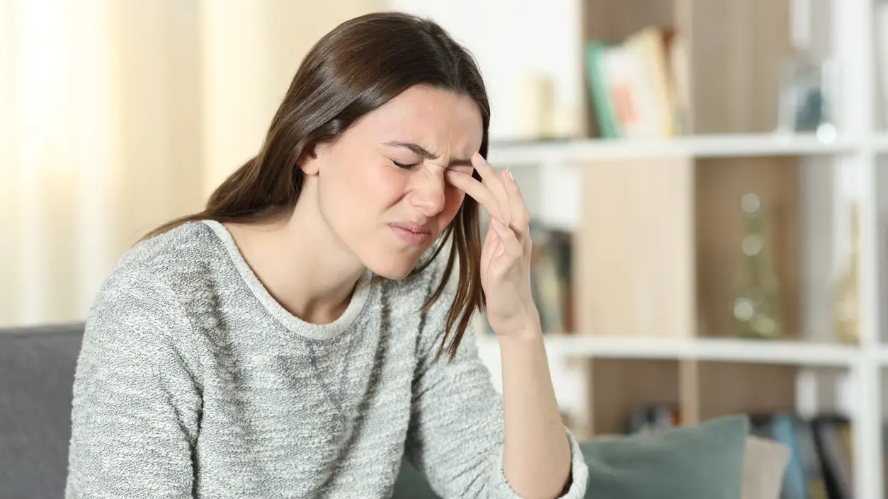 Una joven sufre conjuntivitis