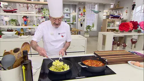 Pela las patatas, trocéalas (cascándolas) en lascas, sazona, introdúcelas en la sartén Pela las patatas, trocéalas (cascándolas) en lascas, sazona, introdúcelas en la sartén