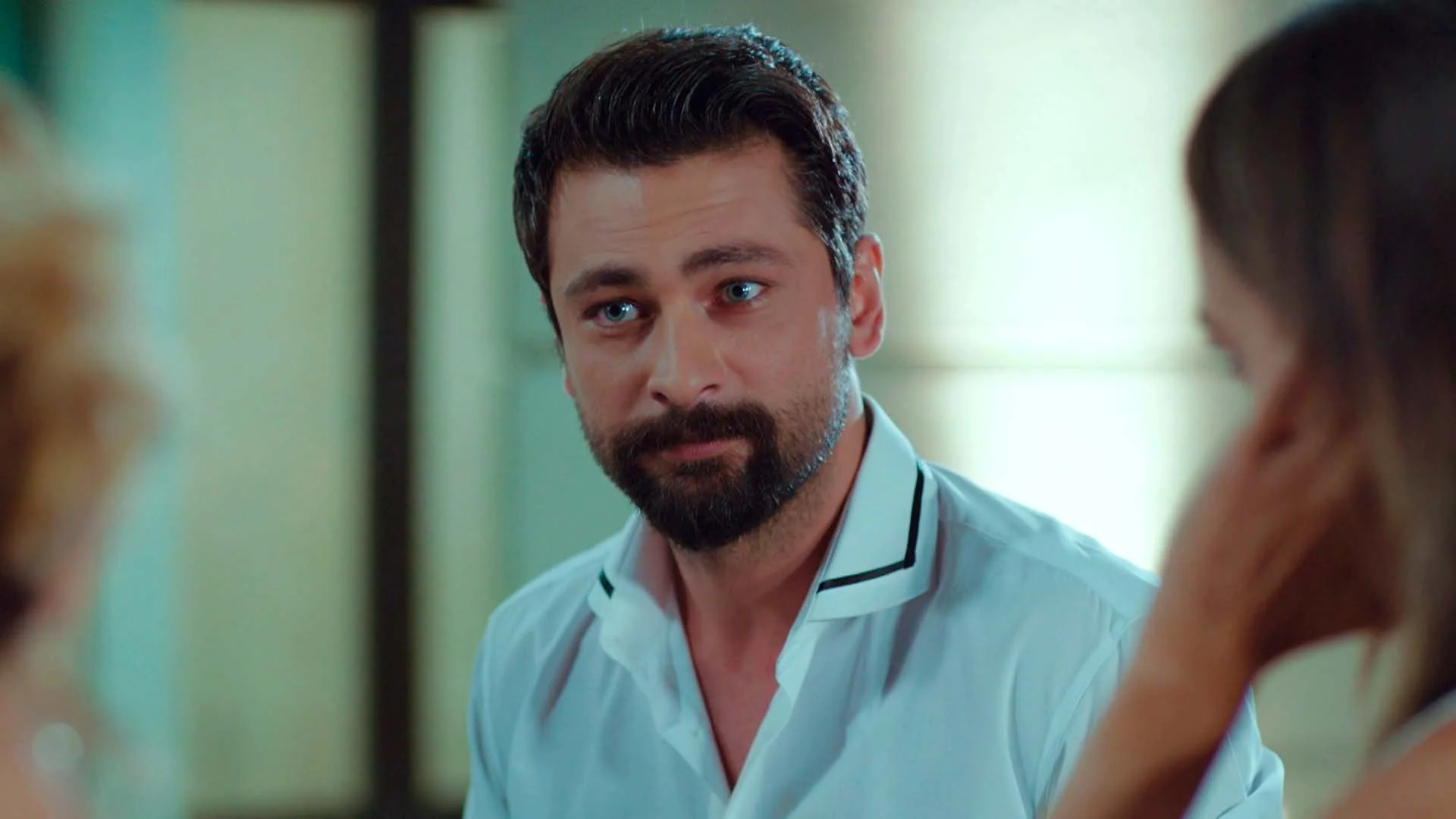 Cena en la mansi&oacute;n Argun... &iexcl;Interrogan a Alihan sobre Zeynep! 