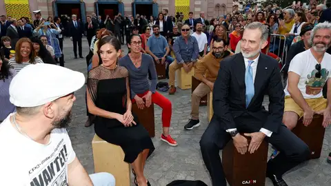 Los reyes en Cádiz tocando el cajón