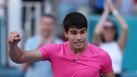 Carlos Alcaraz celebra un punto en el Miami Open Carlos Alcaraz celebra un punto en el Miami Open