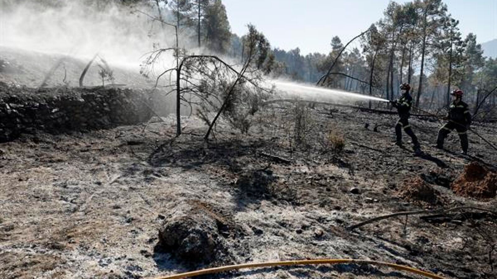 El viento da una tregua al incendio de Castellón y 200 vecinos vuelven a sus casas