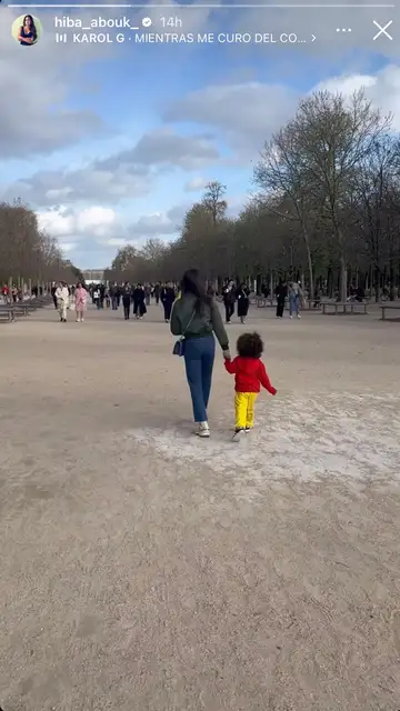 Hiba Abouk de paseo con su hijo mayor Hiba Abouk de paseo con su hijo mayor