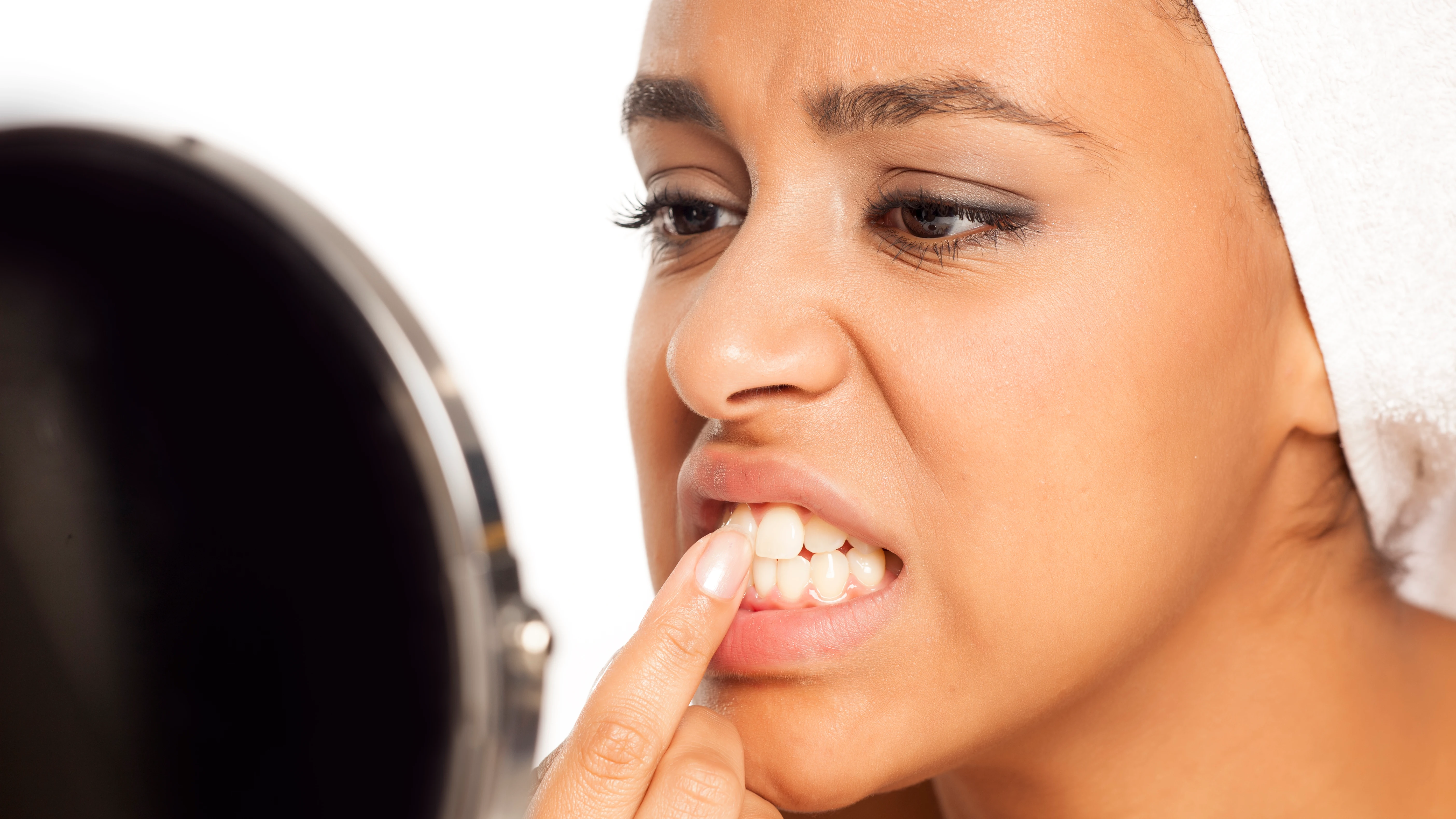 Chica mirándose los dientes Chica mirándose los dientes