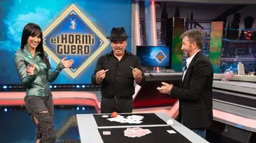 El mago Juan Luis Rubiales deja "flipando" a Aitana con su truco de cartas: ¡Alucinante!