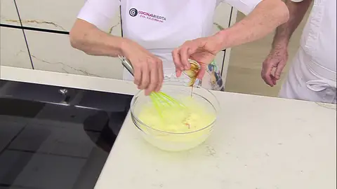 Vierte la leche y la esencia de vainilla Vierte la leche y la esencia de vainilla