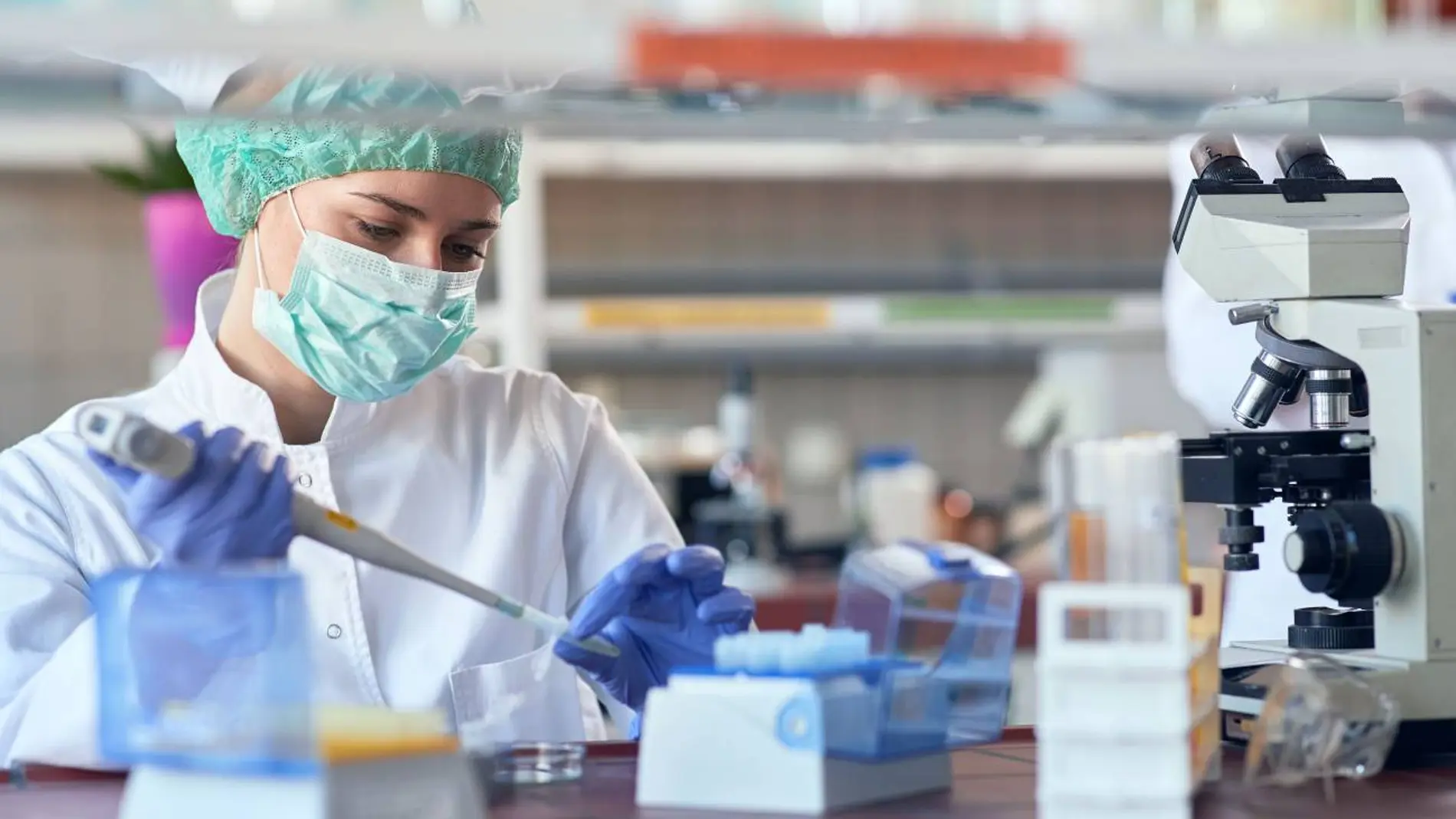 Científica en laboratorio Científica en laboratorio