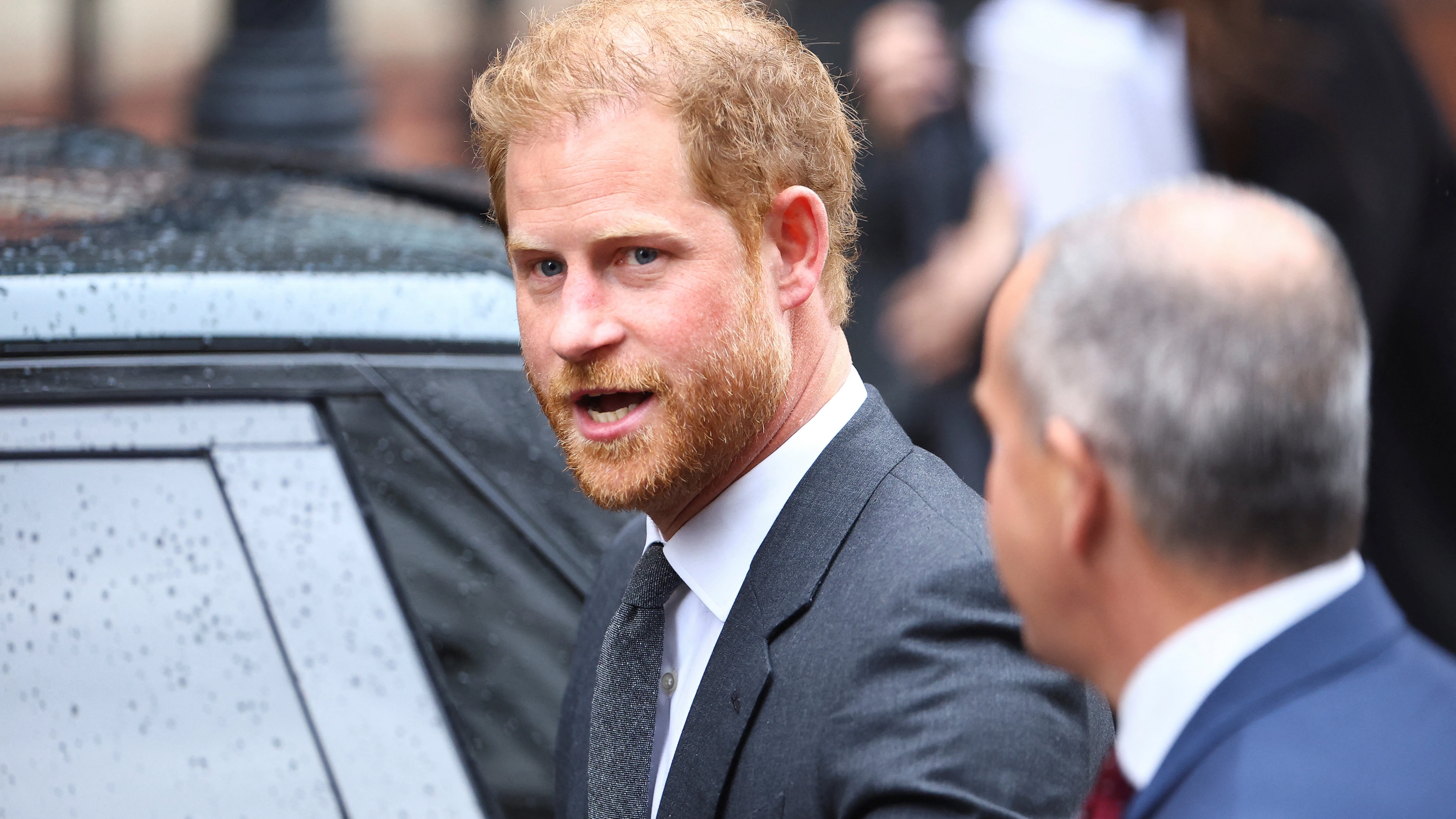 El príncipe Harry abandona los juzgados de Londres El príncipe Harry abandona los juzgados de Londres