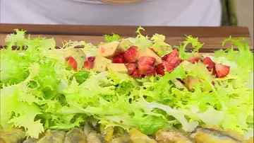 Karlos Arguiñano sorprende con una ensalada de escarola, fresa y mango