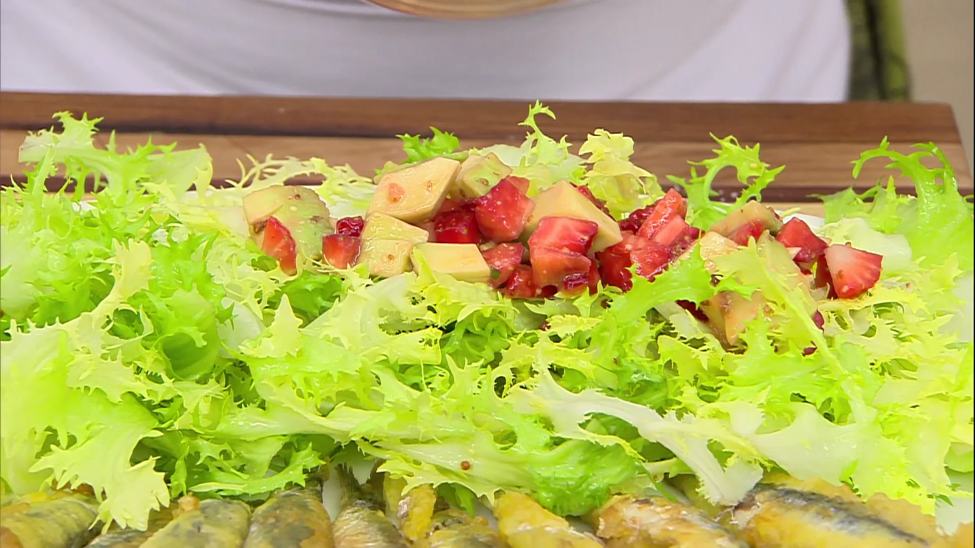 Karlos Argui&ntilde;ano sorprende con una ensalada de escarola, fresa y mango