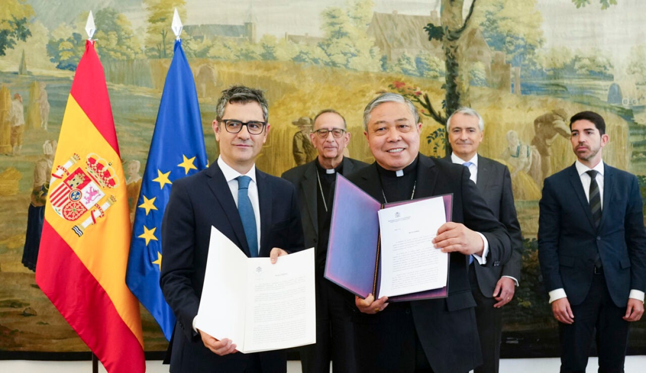 El ministro de la Presidencia, Félix Bolaños, intercambia documentos con el nuncio en España, el arzobispo Bernardito Auza