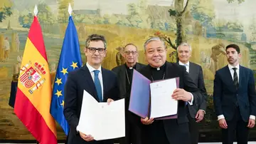 El ministro de la Presidencia, Félix Bolaños, intercambia documentos con el nuncio en España, el arzobispo Bernardito Auza El ministro de la Presidencia, Félix Bolaños, intercambia documentos con el nuncio en España, el arzobispo Bernardito Auza