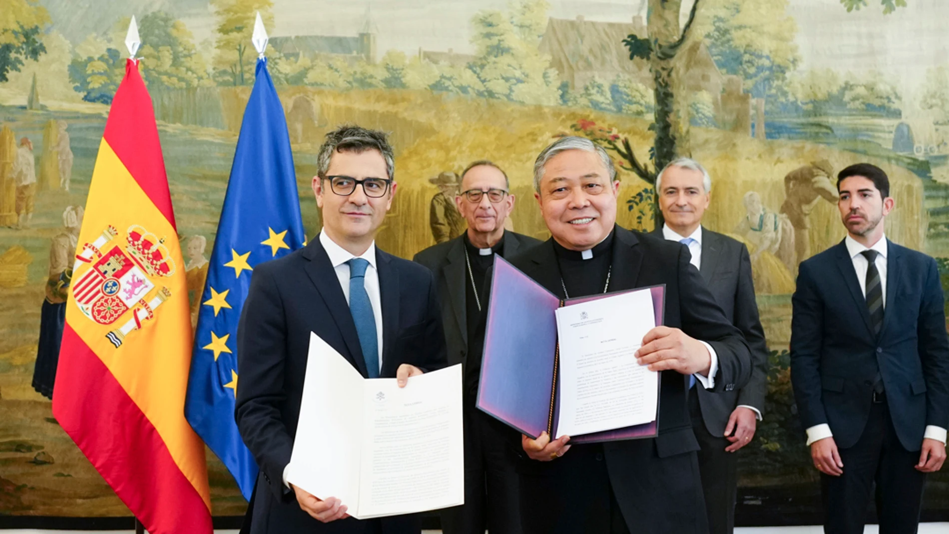 El ministro de la Presidencia, Félix Bolaños, intercambia documentos con el nuncio en España, el arzobispo Bernardito Auza