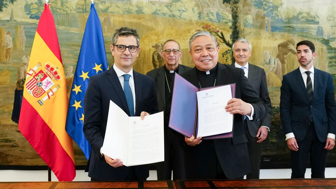 El ministro de la Presidencia, F&eacute;lix Bola&ntilde;os, intercambia documentos con el nuncio en Espa&ntilde;a, el arzobispo Bernardito Auza