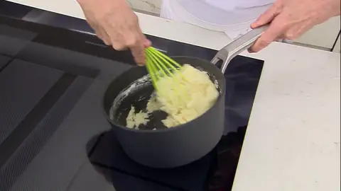 Cocina los ingredientes hasta que se funda la mantequilla Cocina los ingredientes hasta que se funda la mantequilla