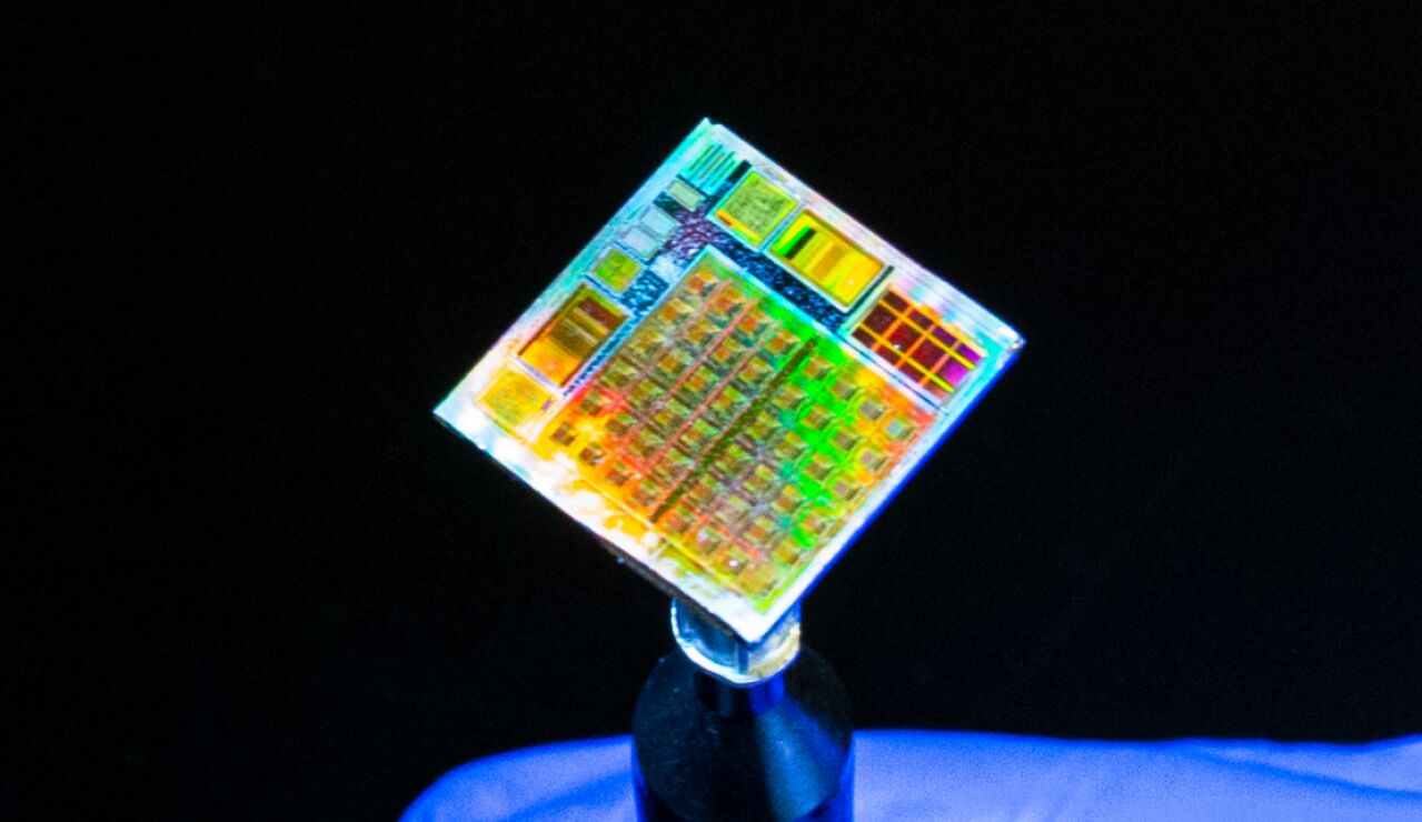 Crean un microchip con materiales 2D que podría utilizarse en redes neuronales para inteligencia artificial