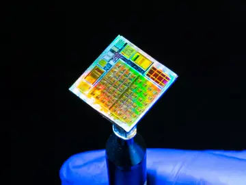 Crean un microchip con materiales 2D que podría utilizarse en redes neuronales para inteligencia artificial Crean un microchip con materiales 2D que podría utilizarse en redes neuronales para inteligencia artificial